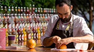bartender slicing oranges
